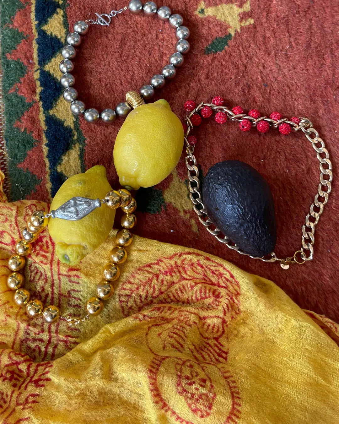 bijoux/ upcyclé / belou / upcycling /Lyon / personnalisation /idée / cadeau /perles / dorées / strass