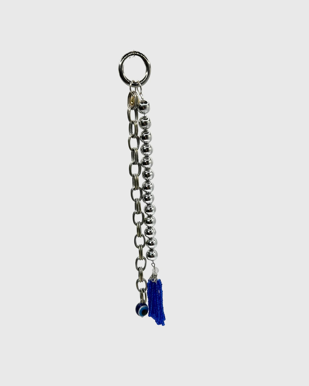 accessoire de sac/ porte clés grigri upcyclé de belou upcycling, perles argentées et chaine argentée avec oeil grec