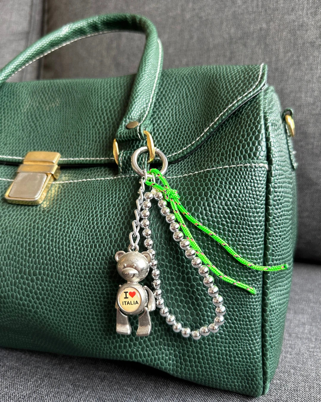 accessoire de sac/ porte clés grigri upcyclé de belou upcycling, corde verte, perles argentées et nounours argenté souvenir italia