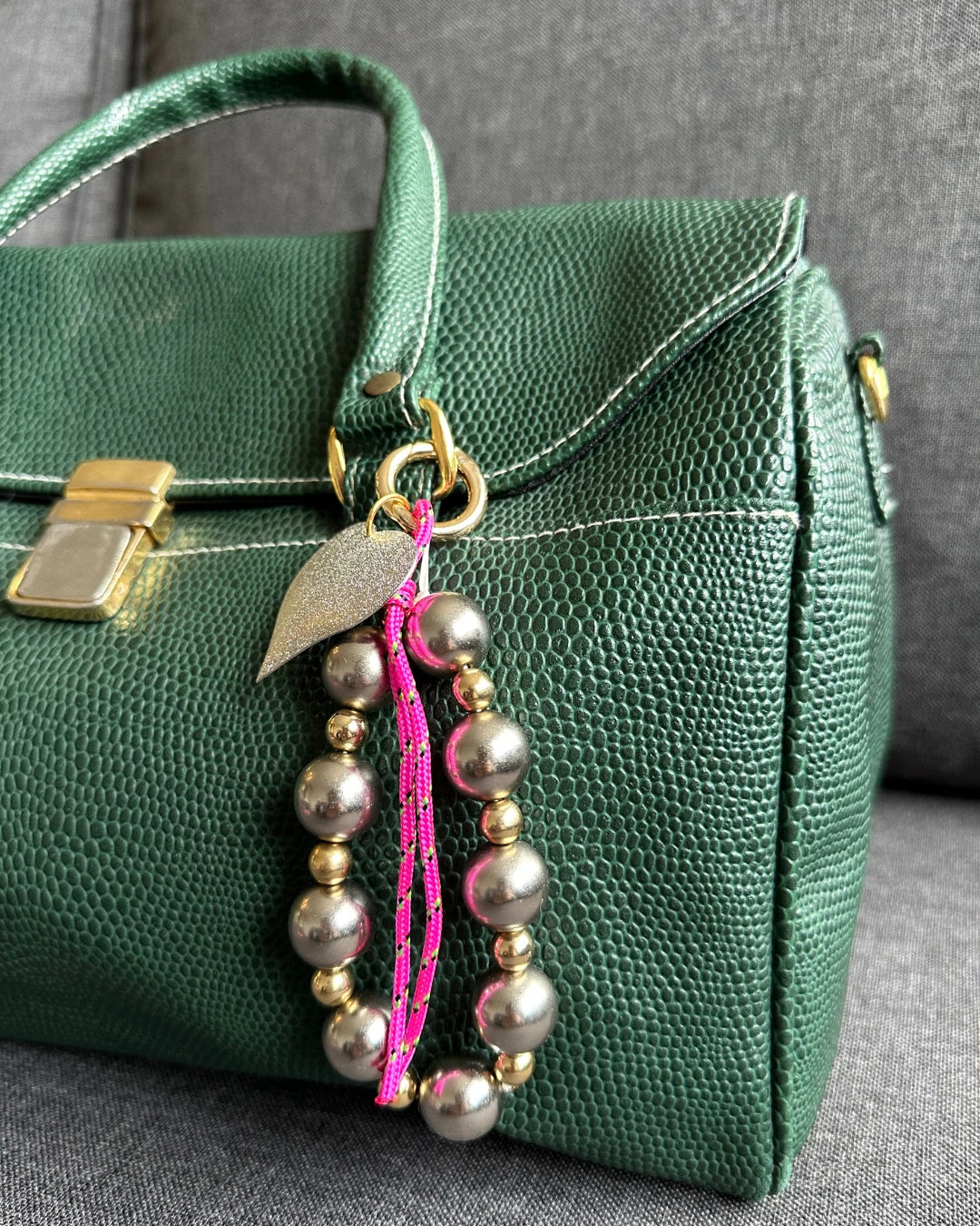 accessoire de sac/ porte clés grigri upcyclé de belou upcycling, corde rose et perles rondes argentées et dorées, coeur strass