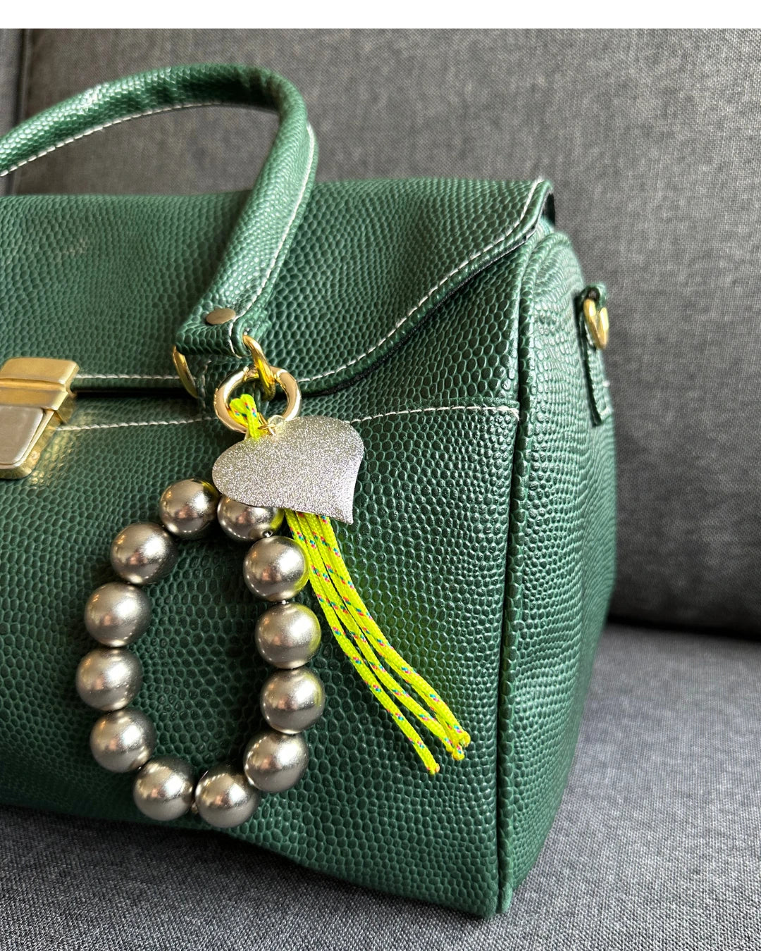 accessoire de sac/ porte clés grigri upcyclé de belou upcycling, corde jaune, perles rondes argentées et coeur strass