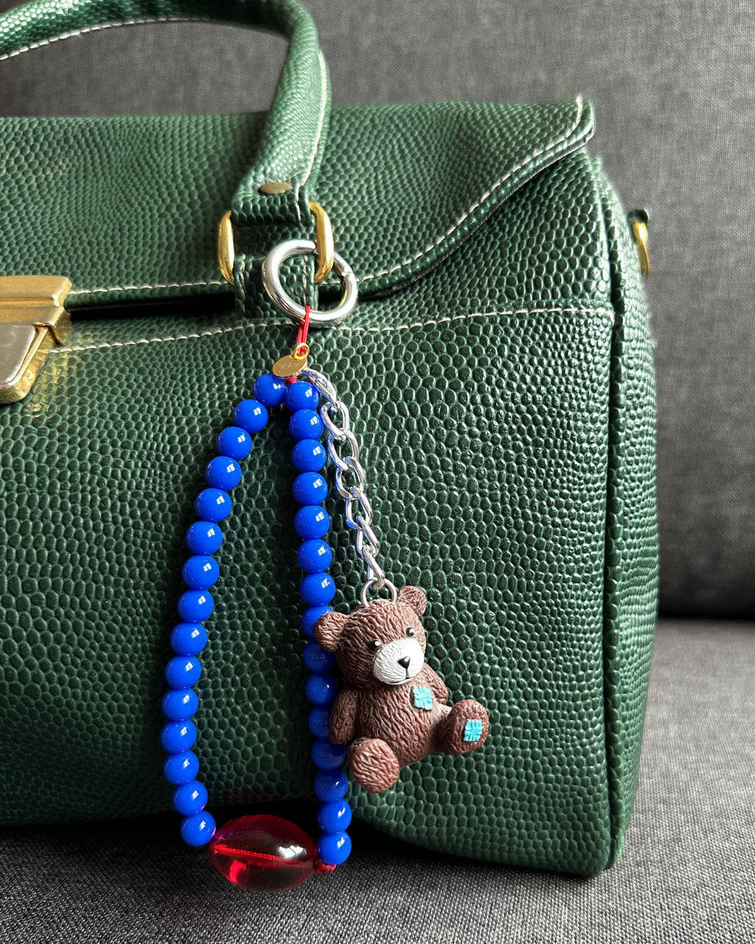 accessoire de sac/ porte clés grigri upcyclé de belou upcycling, perles bleues et ours marron