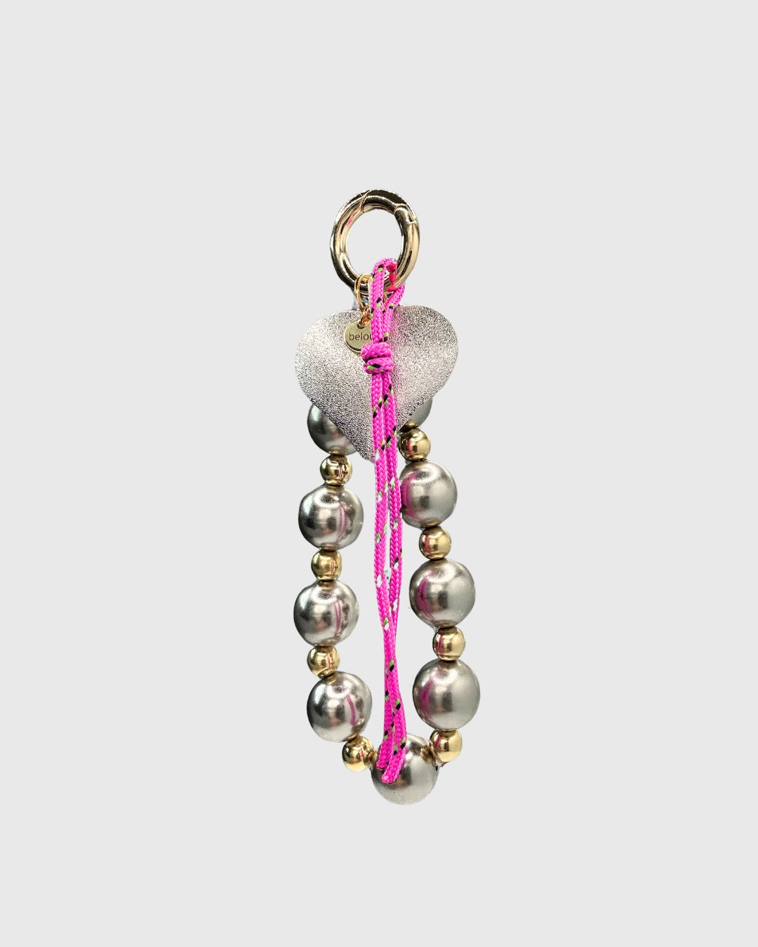 accessoire de sac/ porte clés grigri upcyclé de belou upcycling, corde rose et perles rondes argentées et dorées, coeur strass