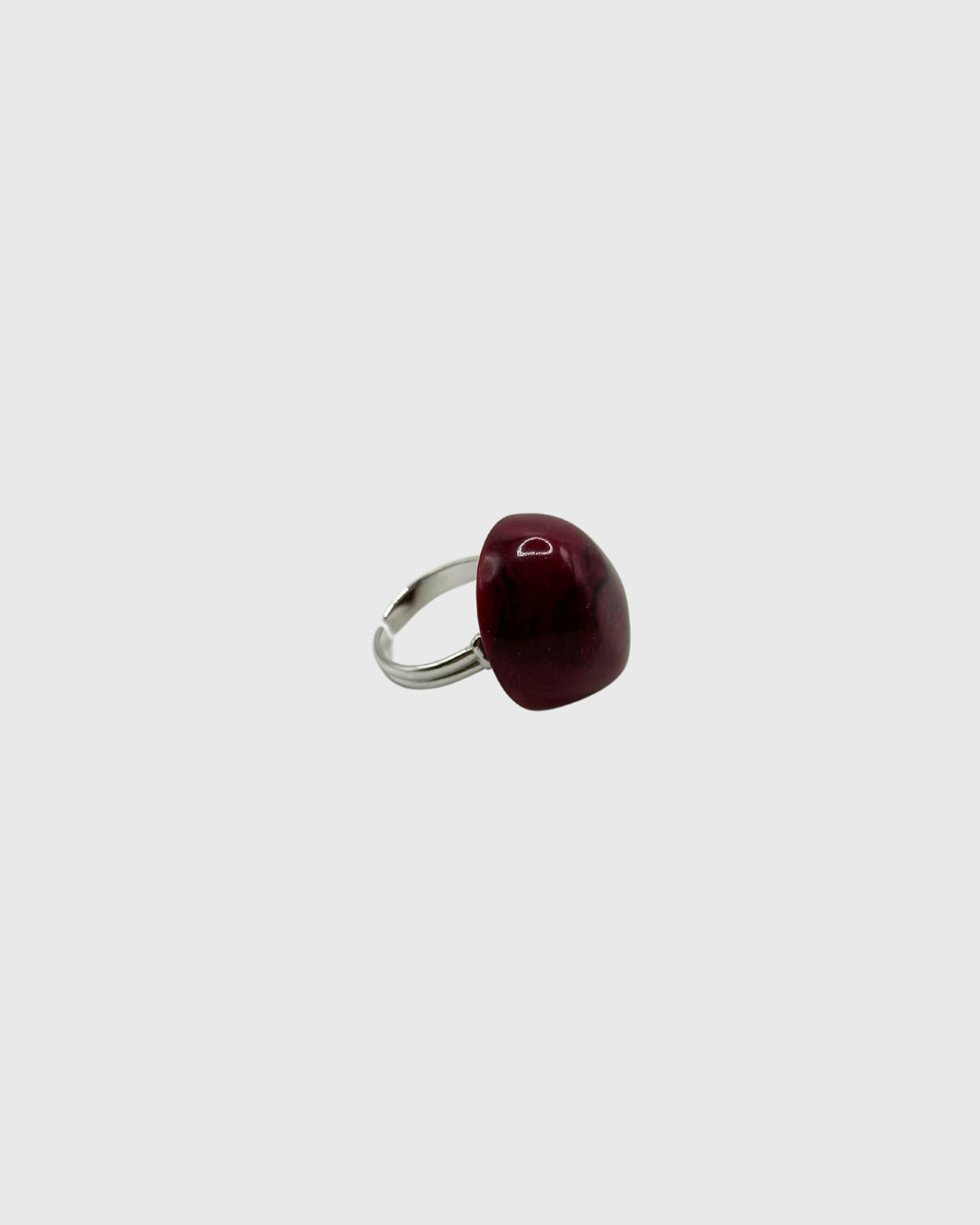 Bague upcyclée - argenté & perle rouge
