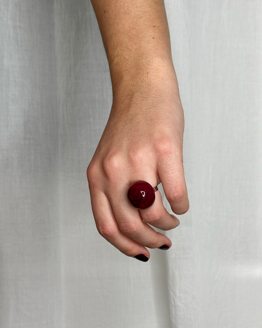 Bague upcyclée - argenté & perle rouge