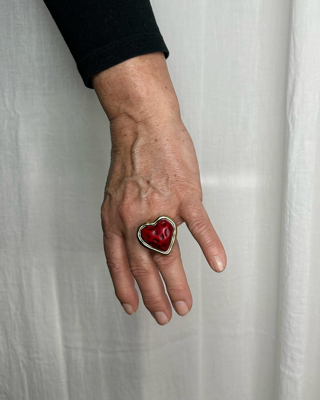 Bague upcyclée - métal doré & coeur rouge