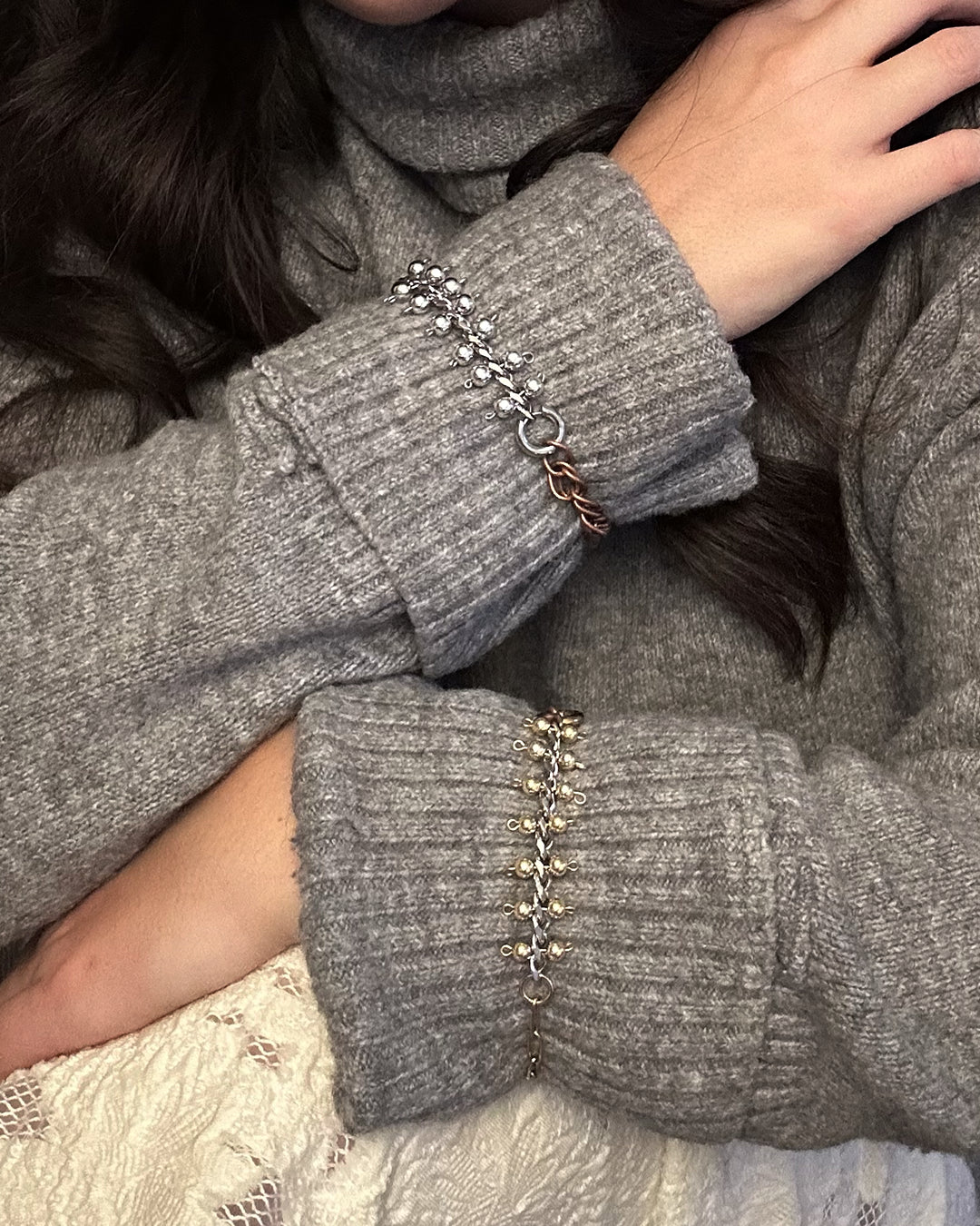 bracelet upcyclé de belou upcycling, chaine bronze et acier, perles argentées et dorées