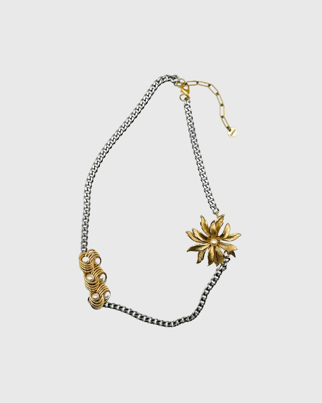collier upcyclé de belou upcycling, chaine acier, broche fleur et perles blanches nacres