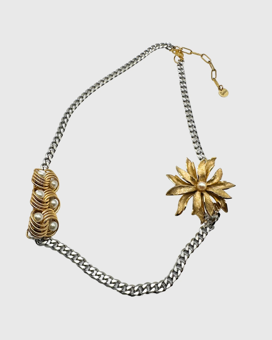 collier upcyclé de belou upcycling, chaine acier, broche fleur et perles blanches nacres