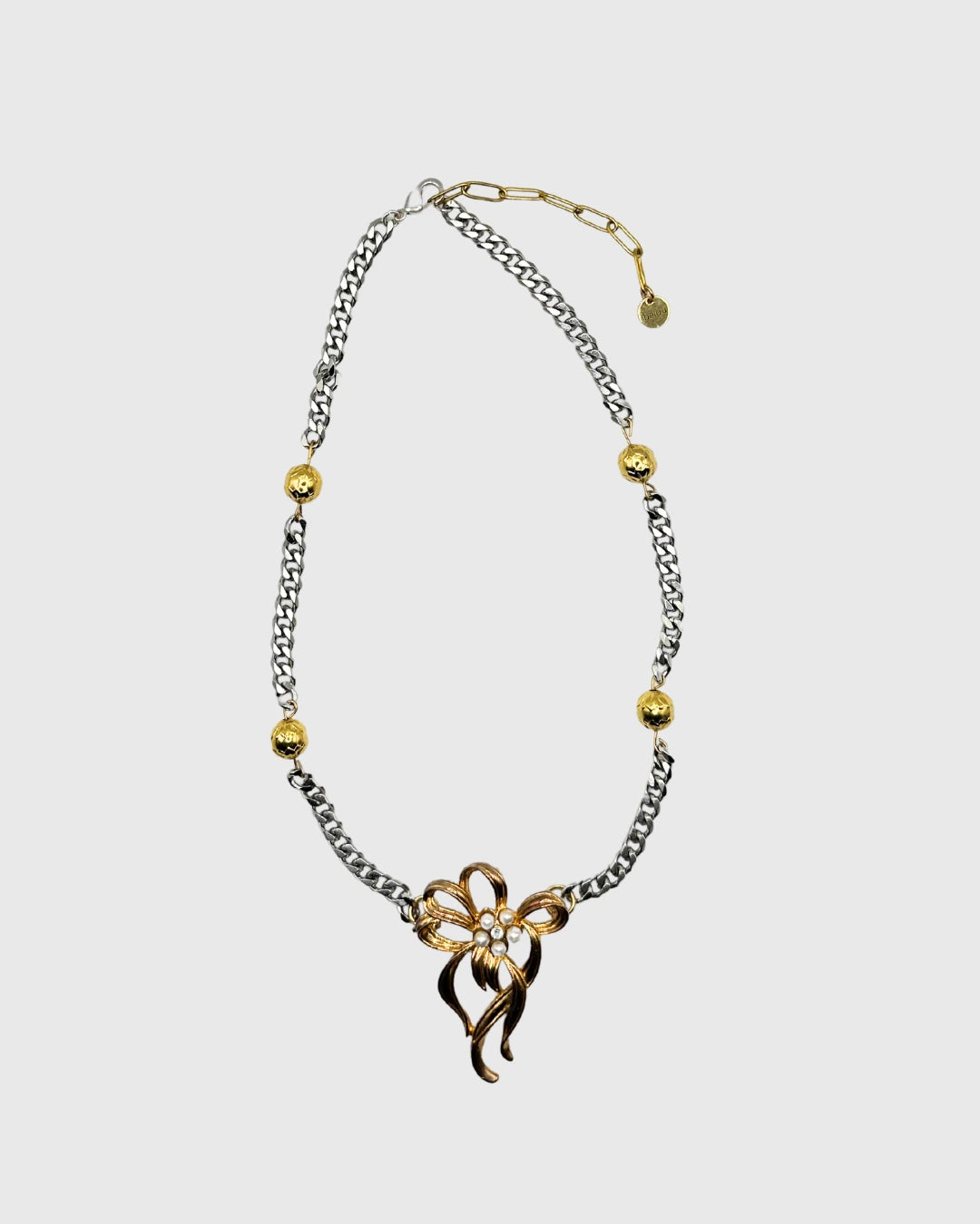 collier upcyclé de belou upcycling, chaine acier, broche noeud et perles dorées lyon