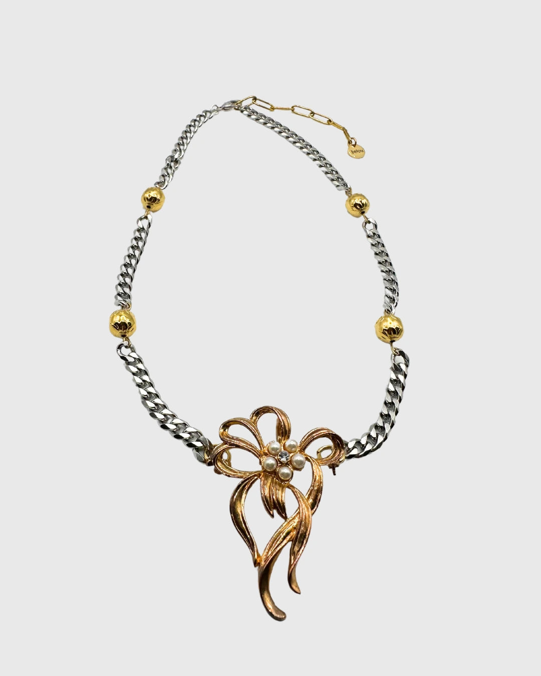 collier upcyclé de belou upcycling, chaine acier, broche noeud et perles dorées lyon