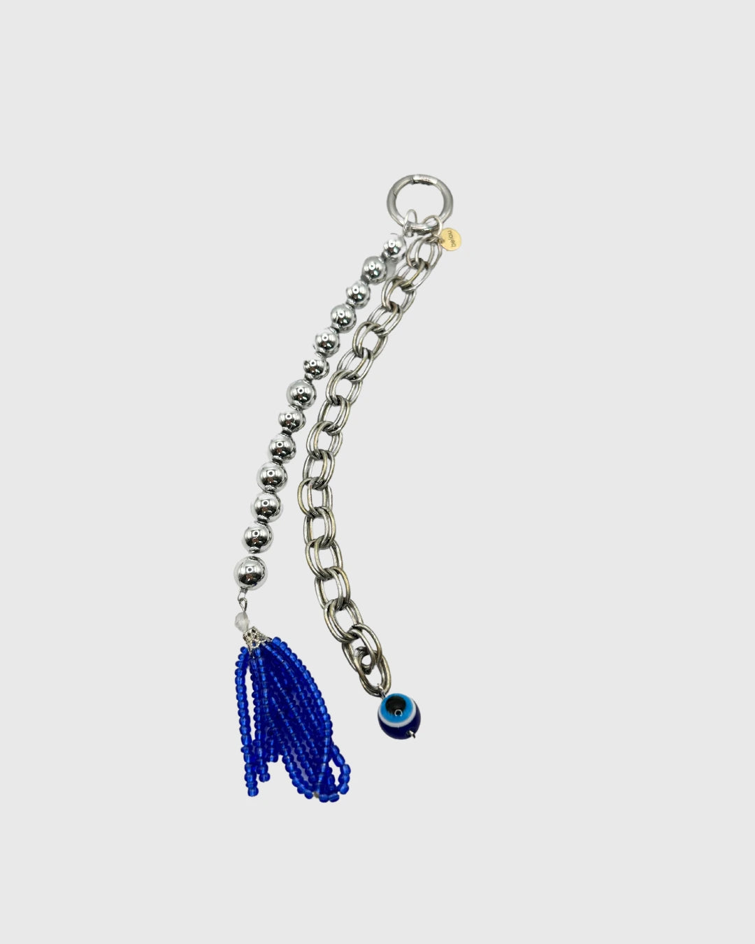 accessoire de sac/ porte clés grigri upcyclé de belou upcycling, perles argentées et chaine argentée avec oeil grec