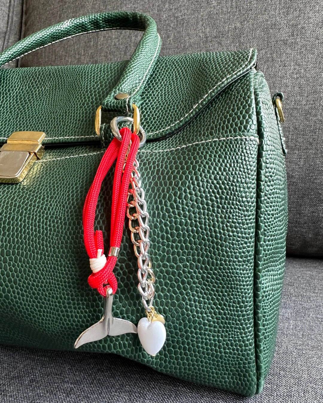 accessoire de sac/ porte clés grigri upcyclé de belou upcycling, corde rouge avec encre argentée, chaine argentée avec coeur blanc