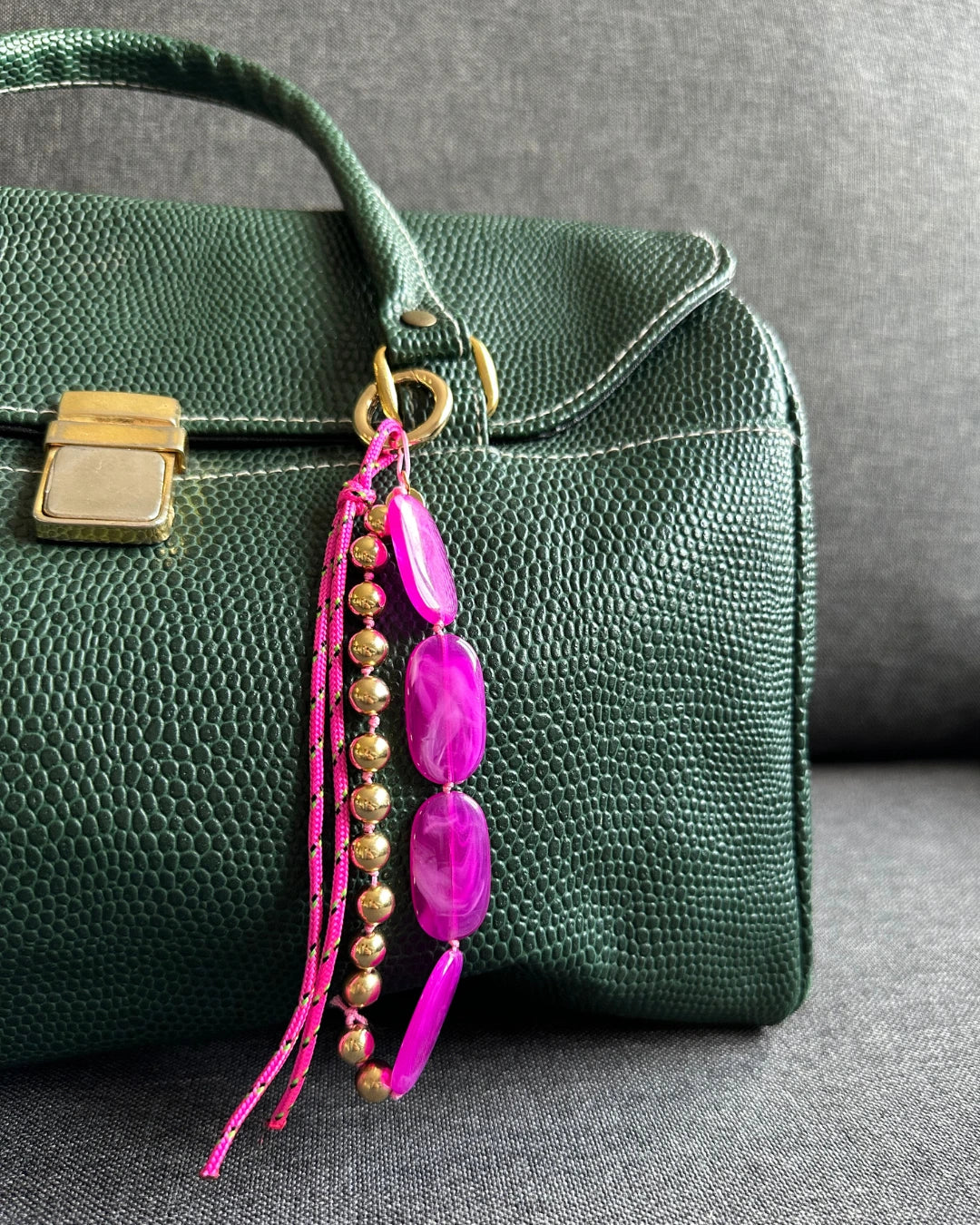 accessoire de sac/ porte clés grigri upcyclé de belou upcycling, corde rose et perles rondes dorées et perles roses plates