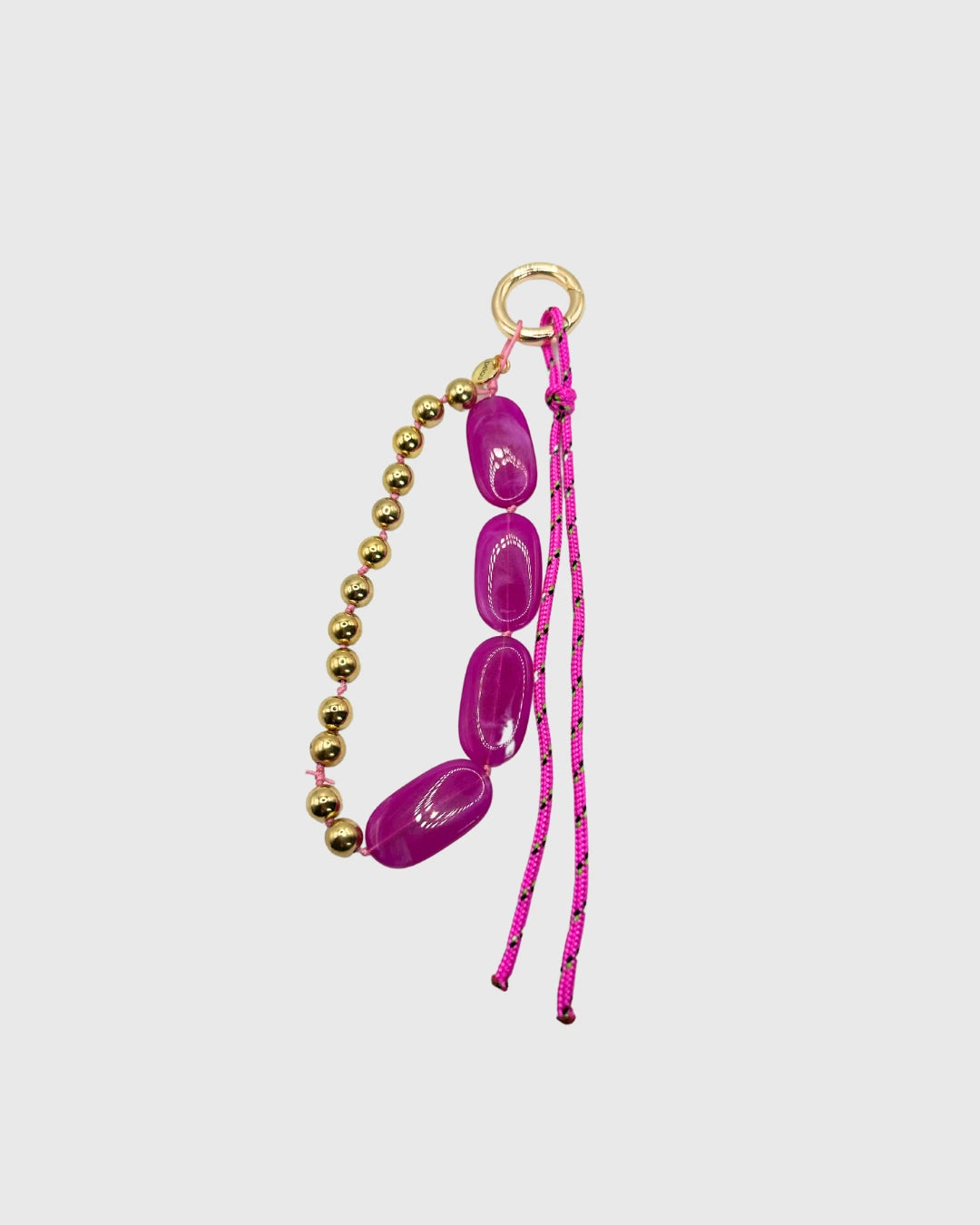 accessoire de sac/ porte clés grigri upcyclé de belou upcycling, corde rose et perles rondes dorées et perles roses plates