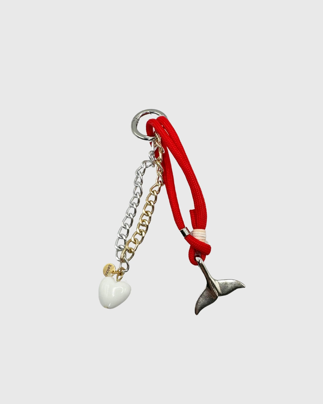 accessoire de sac/ porte clés grigri upcyclé de belou upcycling, corde rouge avec encre argentée, chaine argentée avec coeur blanc