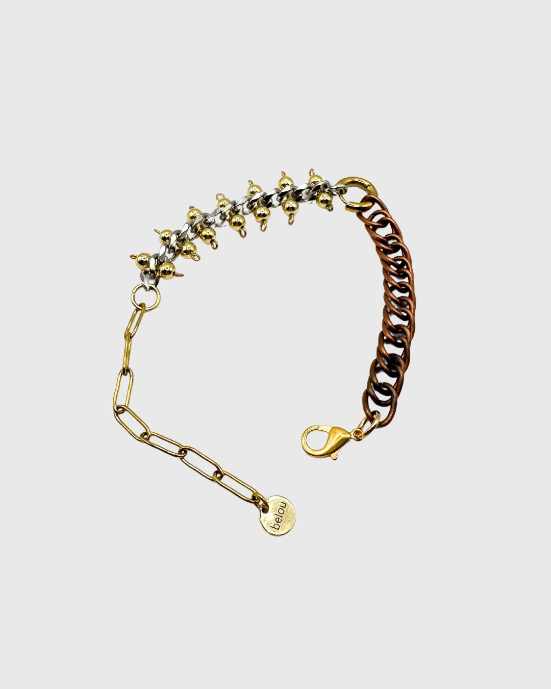bracelet upcyclé de belou upcycling, chaine bronze et acier, perles dorées à lyon 