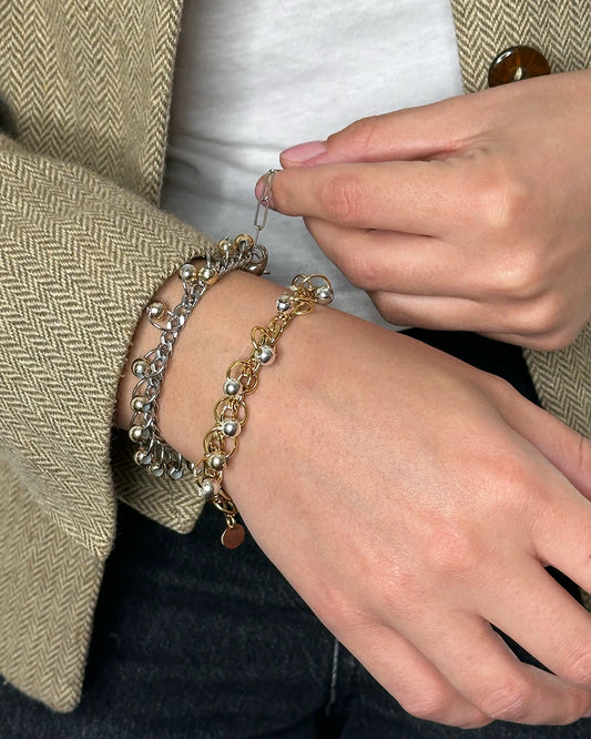 Bijou upcyclé belou – bracelet argenté mixte fait main en shooting

