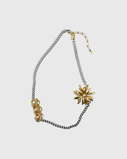 collier upcyclé de belou upcycling, chaine  acier, broche fleur et perles blanches nacres