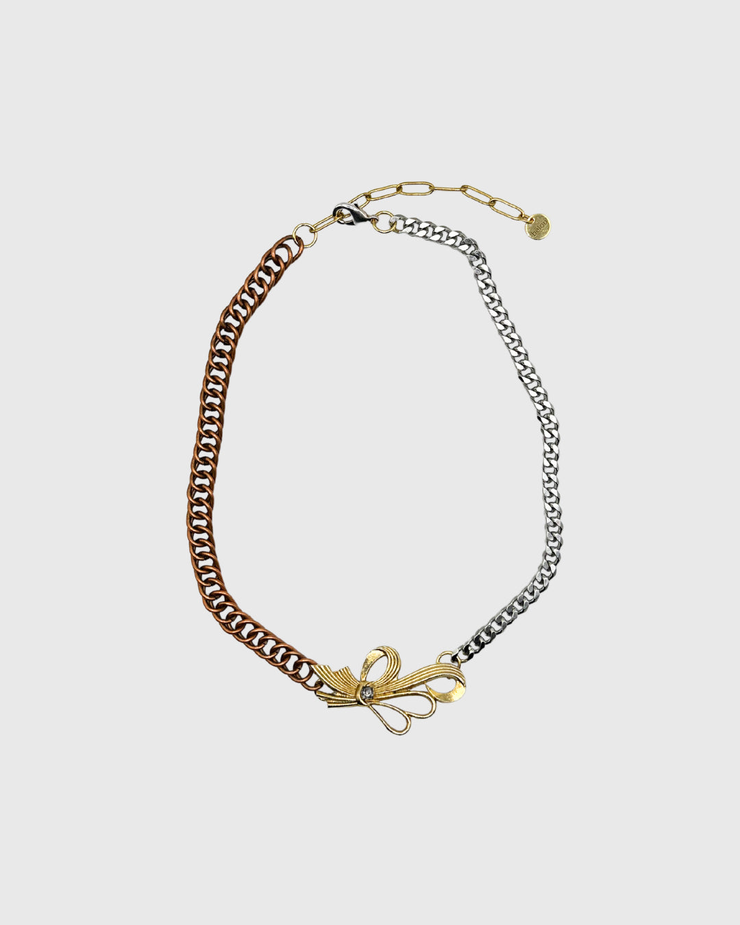 collier upcyclé de belou upcycling, chaine bronze et acier, broche noeud à lyon 